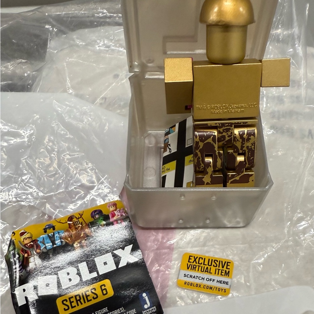 Roblox Series 6 Gold Figure with celebrity Sparkling Starslide hat - Picture 2 of 4